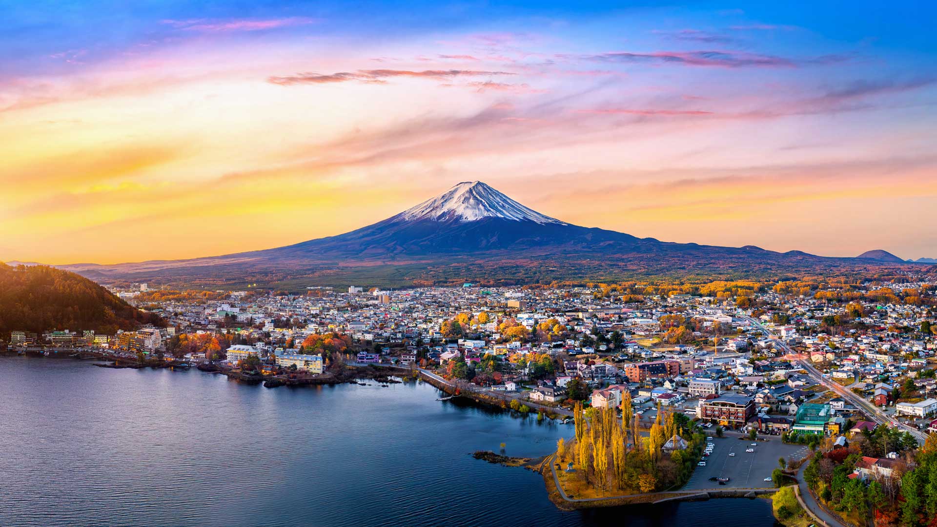 Fuji mountain and Kawaguchiko lake at sunrise, Autumn seasons Fuji mountain at yamanachi in Japan